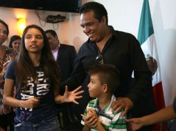 Esta tarde, Alondra Luna se reunió con su familia, después de que las pruebas de ADN hechas en EU salieran negativas. AP / M. Armas