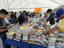 Los jóvenes entre 18 y 24 años leen más libros, revistas y páginas de Internet, mientras que los mayores de 45 prefieren el periódico. EL INFORMADOR / ARCHIVO