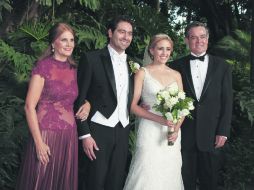 Con los nuevos esposos. Ticho Martín del Campo y Alejandro Vallejo con sus hijos, los novios Armando Villaseñor y Alejandra Vallejo.  /