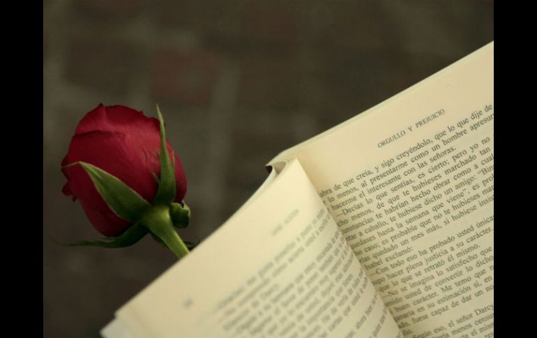 Como es costumbre, los participantes en la lectura recibirán un ejemplar del libro en cuestión y una rosa. EL INFORMADOR / ARCHIVO