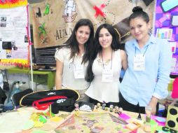 Enseñanza. Las creadoras de la iniciativa, Horalis Mejía (izq.), Paola Valencia y Estefanía Ibarra (der.). ESPECIAL /