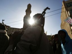 Simpatizantes del movimiento chií de los hutíes alzan sus armas durante una protesta contra el fin de las operaciones militares. EFE / Y. Arhab