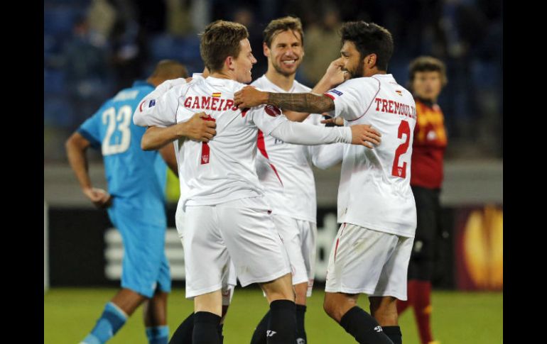 Los jugadores del Sevilla celebran su pase a la siguiente etapa del torneo. EFE / A. Maltsev