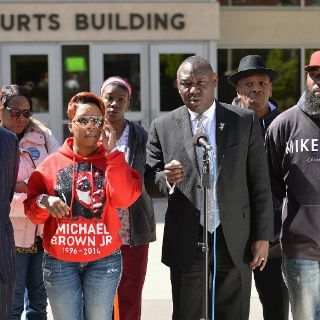 Familia de Michael Brown entabla demanda