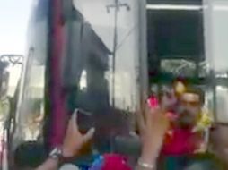 Maduro se molestó primero y luego se sorprendió al ver que el proyectil era un mango y traía un mensaje. YOUTUBE /