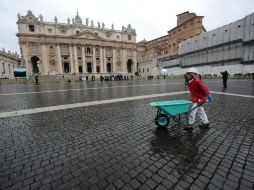 Una mujer empuja una carretilla frente la Plaza de San Pedro del Vaticano. EFE / ARCHIVO
