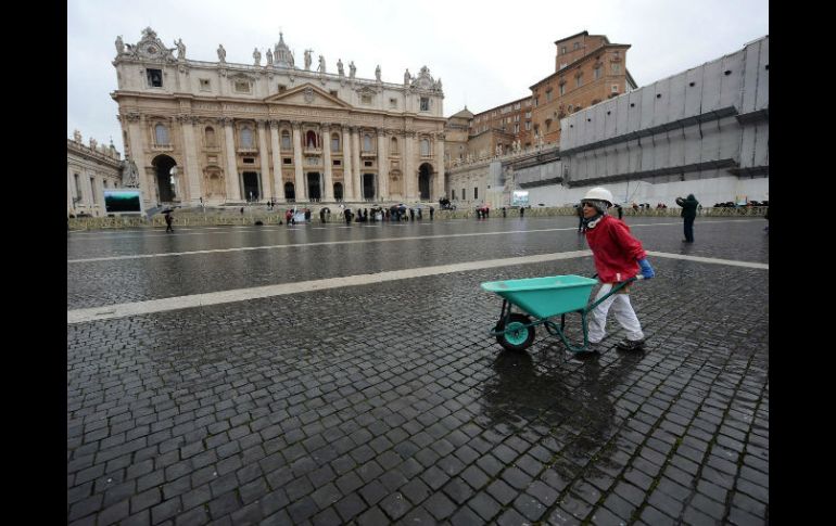 Una mujer empuja una carretilla frente la Plaza de San Pedro del Vaticano. EFE / ARCHIVO