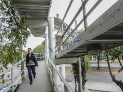 Al ser retirados los camellones centrales de la avenida, los puentes peatonales ya no cuentan con un soporte seguro. EL INFORMADOR / ARCHIVO