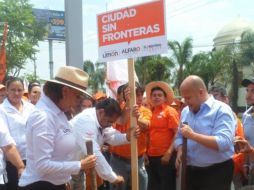 María Elena Limón, Florentino Márquez y Enrique Alfaro durante su reunión en el cruce de la avenida Patria con Zalatitán. TWITTER / @Florentino_MG