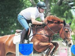 Guadalajara Jockey Club . Augusto José Marc, del Guadalajara Country Club, realiza su recorrido a lomos de 'Cherry Flip'. EL INFORMADOR / F. Atilano