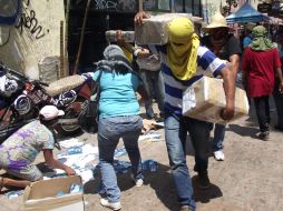 Han quemado propaganda electoral y cerrar oficinas de gobierno y carreteras. EFE / J.L De La Cruz
