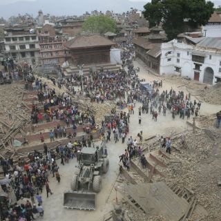 El Papa Francisco reza por víctimas del sismo en Nepal
