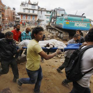 Suman 888 los muertos en terremoto de Nepal