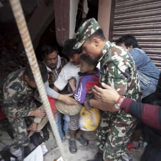 EU envía socorristas y desbloquea ayuda a Nepal