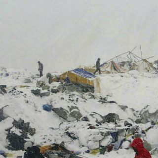 Sube a casi mil 400 la cifra de muertos por sismo en Nepal