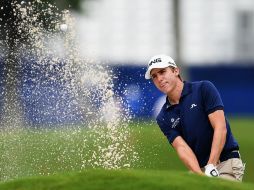 Carlos Ortíz durante un golpe para salir del foso de arena, en el primer hoyo, durante la segunda ronda del Zurich Classic. AFP / S. Revere