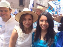 Josefina Vázquez Mota acompañada por Alondra, quien fue sustraida de su escuela y llevada a Estados Unidos. TWITTER / @JosefinaVM