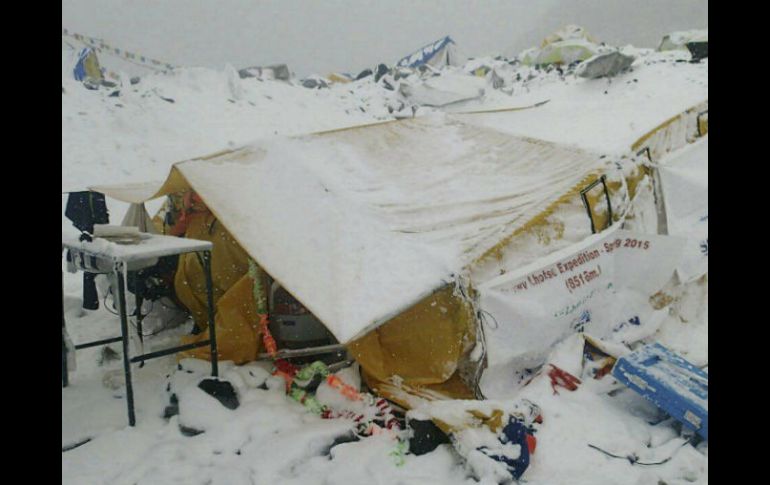 El alud enterró parte del campamento base del Everest, donde el Ministerio de Turismo de Nepal estima que había mil escaladores. AP / A. Afif