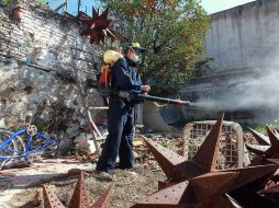Recomiendan mantener limpios patios y techos, y eliminar llantas y objetos que no se usen o que acumulen agua. EL INFORMADOR / ARCHIVO