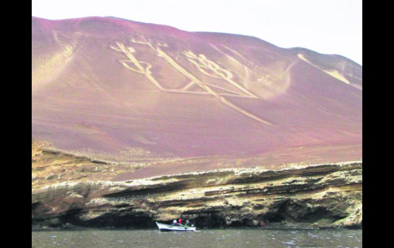 Maravilla. El enorme y misterioso Candelabro de Paracas labrado en tiempos desconocidos  entre la arena y las  rocas. EL INFORMADOR / P. Fernández