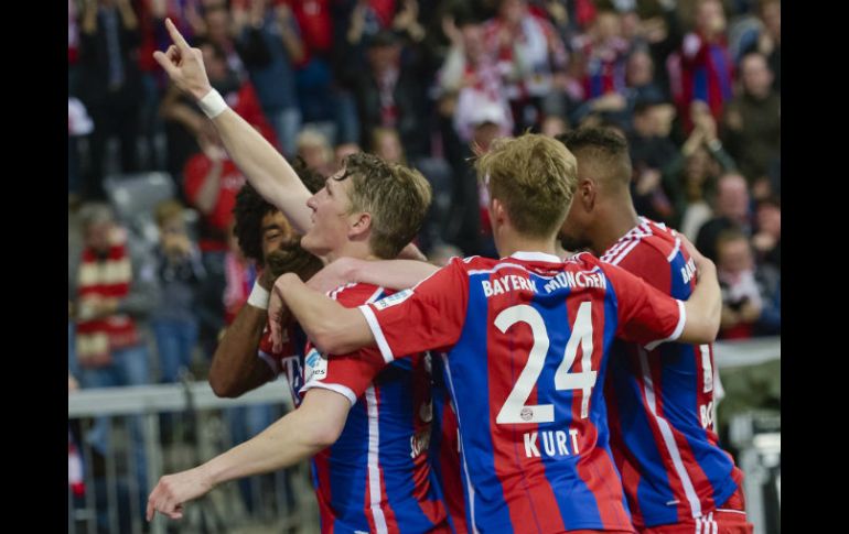 Bastian Schweinsteiger (izquierda) anotó el gol del partido 10 minutos antes del silbatazo final. AFP / G. Schiffmann