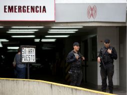 La Policía resguarda la entrada a la Clínica de Urología en San Román donde fue hospitalizado Antonio Ledezma. AP / F. Llano