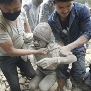Terremoto en Nepal deja al menos mil 805 muertos y devasta tesoros arquitectónicos