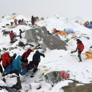 Llega a 22 número de alpinistas muertos en Everest tras sismo en Nepal