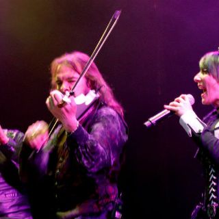 Mago de Oz hace vibrar a sus fans con magia circense