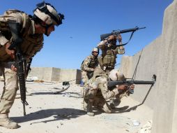 Soldados iraquíes disparan sus armas contra miembros de grupos islámicos. AFP / A. Al-Rubaye