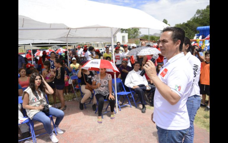 Rizo visitó el fraccionamiento Los Molinos en Tesistán, acompañado por Denise Álvarez, candidata a regidora y vecina del lugar. ESPECIAL / Chava Rizo