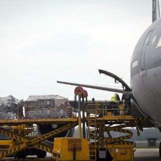 Equipos de ayuda de EU parten hacia Nepal