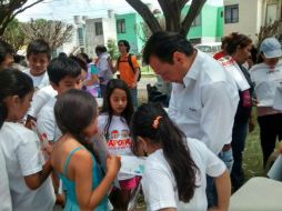 Lemus estuvo este domingo conviviendo con niños de Jardines del Valle. TWITTER / @PabloLemusN