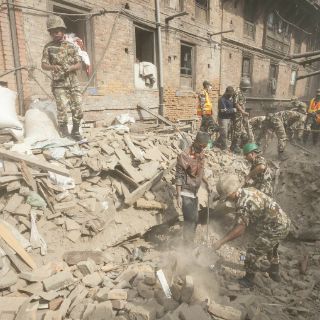 Réplicas causan pánico entre sobrevivientes de sismo en Nepal