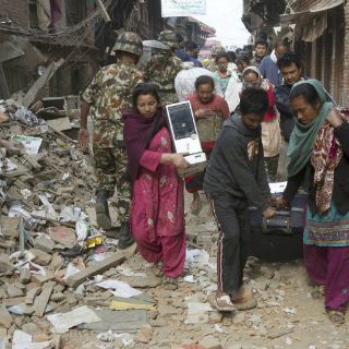 Aumentan a tres mil 218 los muertos por sismo en Nepal