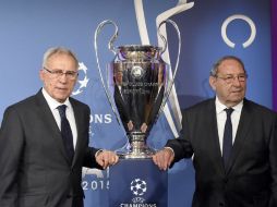 Paco Gento (d) junto al alcalde alemán, Michael Müller y 'la orejona'. AFP / T. Schwarz