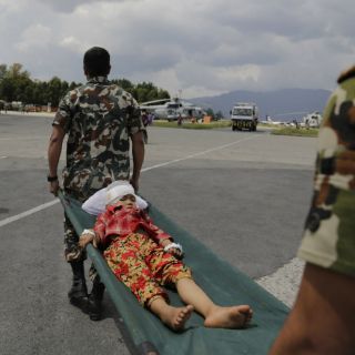 Aeropuerto de Nepal, saturado con ayuda internacional