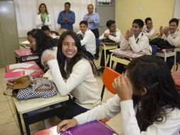Vestida con falda azul y suéter perla, Alondra se dirigió a su salón, abrió la puerta y acomodó su pupitre para reiniciar actividades. SUN / JMA
