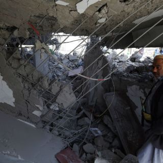 Un muerto y 50 desaparecidos en derrumbe en Arabia Saudí