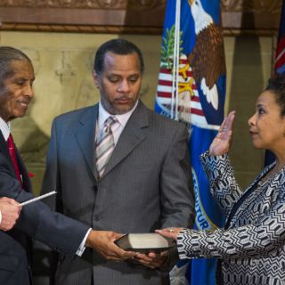 Loretta Lynch asume cargo como procuradora general de EU