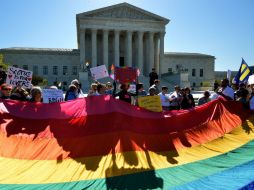 Distintas organizaciones a favor y en contra del matrimonio homosexual se manifiestan afuera de la Corte Suprema durante el debate. AFP / M. Antonov