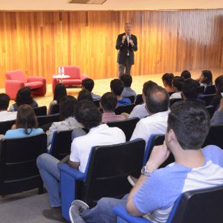 Alfonso Petersen dialoga con empresarios y estudiantes