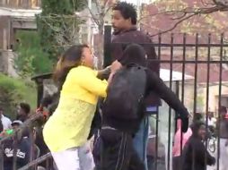 La mujer, identificada como Toya Graham, reprendió a su hijo por arrojar objetos a la policía durante los disturbios. YOUTUBE / ABC 2 News - WMAR