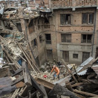 Mujer parapléjica sobrevive tres días bajo los escombros en Nepal