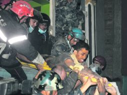 Vivo. Socorristas nepaleses y franceses trasladan a un sobreviviente 82 horas después de que estructuras lo sepultaran. AFP /