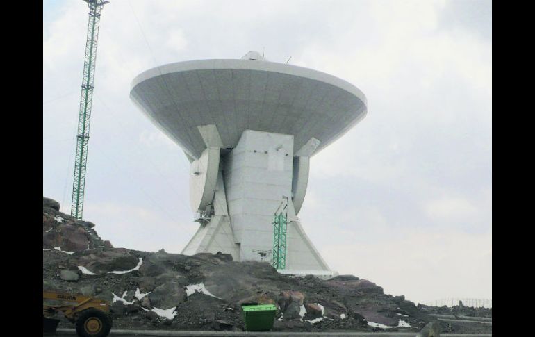 Los radiotelecopios participantes cuentan con un reloj atómico para sincronizar los datos recabados.  /