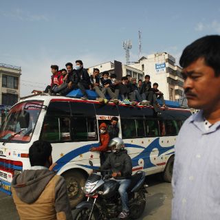 Miles de personas abandonan el valle de Katmandú