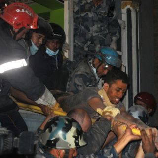 Rescatan con vida a joven bajo escombros de terremoto en Nepal