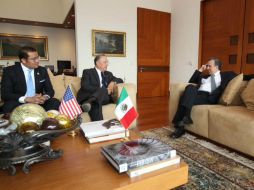 José Antonio Meade (d) reiteró la invitación al Gobernador Abbott para visitar México en este año. TWITTER / @JoseAMeadeK