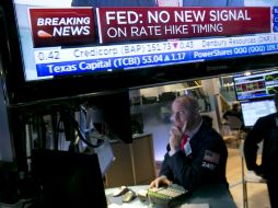 El especialista John Parisi observa una pantalla en la que se muestra la decisión de la Reserva Federal. AP / R. Drew